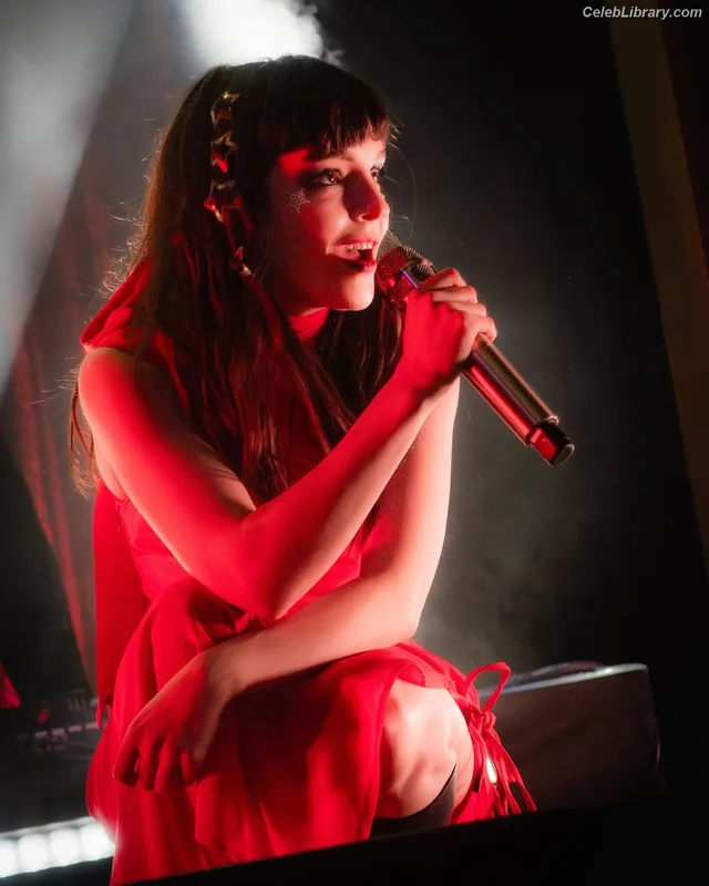 Lauren Mayberry photo 5 of 1227
