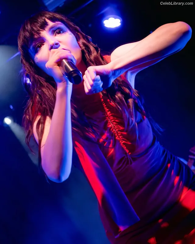 Lauren Mayberry photo 8 of 1227