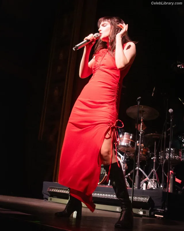 Lauren Mayberry photo 10 of 1227