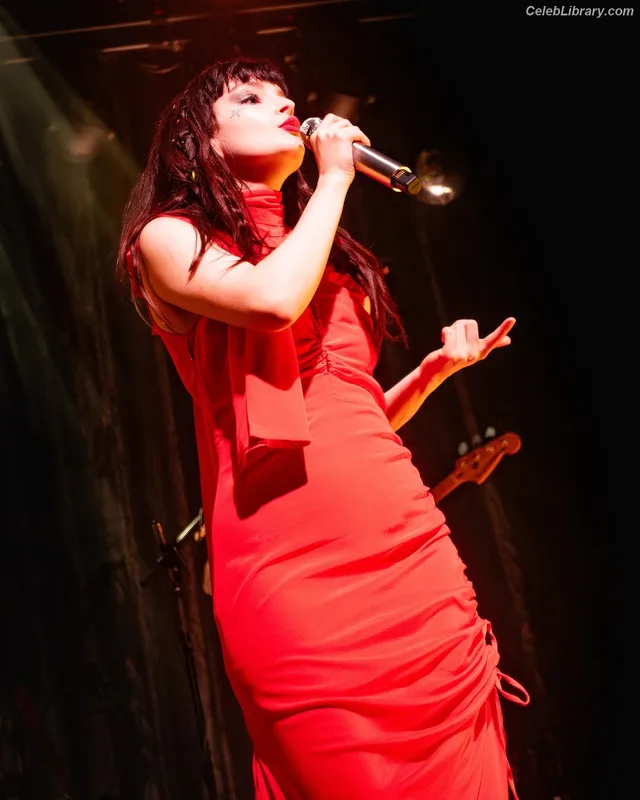 Lauren Mayberry photo 13 of 1227