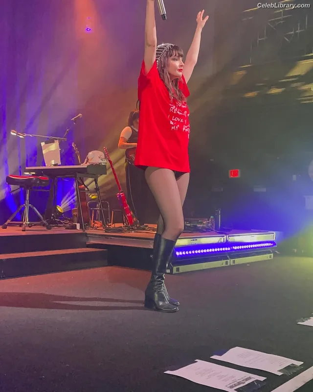Lauren Mayberry photo 1 of 1227
