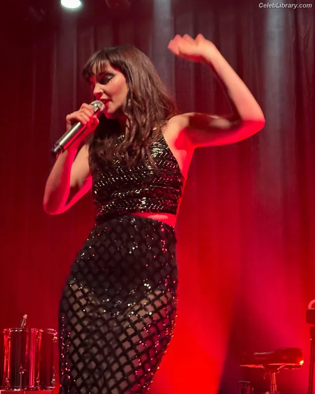Lauren Mayberry photo 4 of 1227