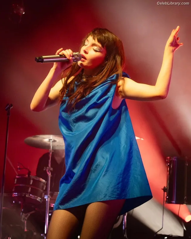 Lauren Mayberry photo 16 of 1227
