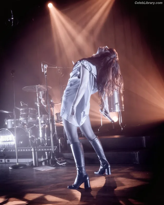 Lauren Mayberry photo 21 of 1227
