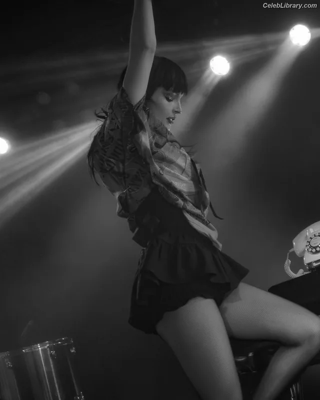 Lauren Mayberry photo 1 of 1227