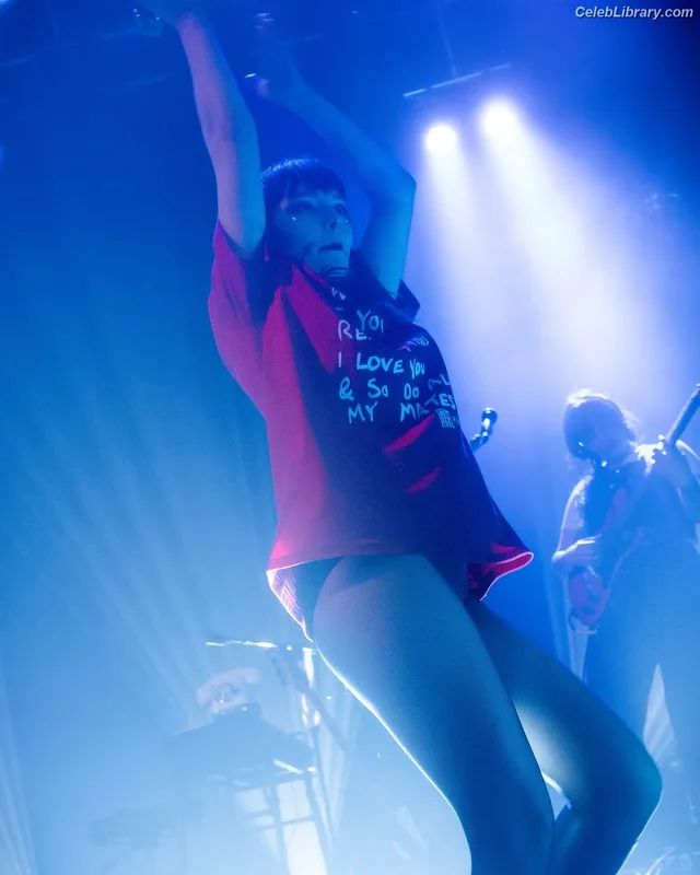 Lauren Mayberry photo 2 of 1227