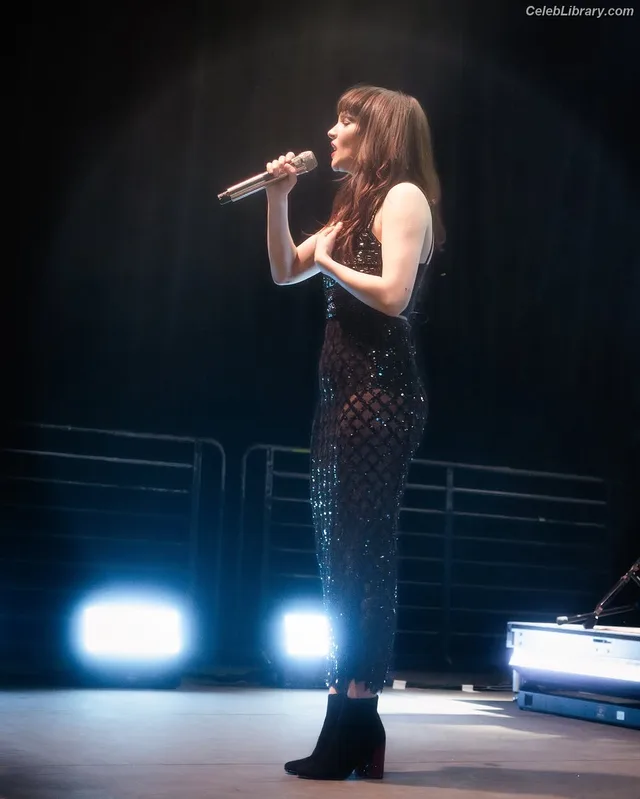 Lauren Mayberry photo 5 of 1227