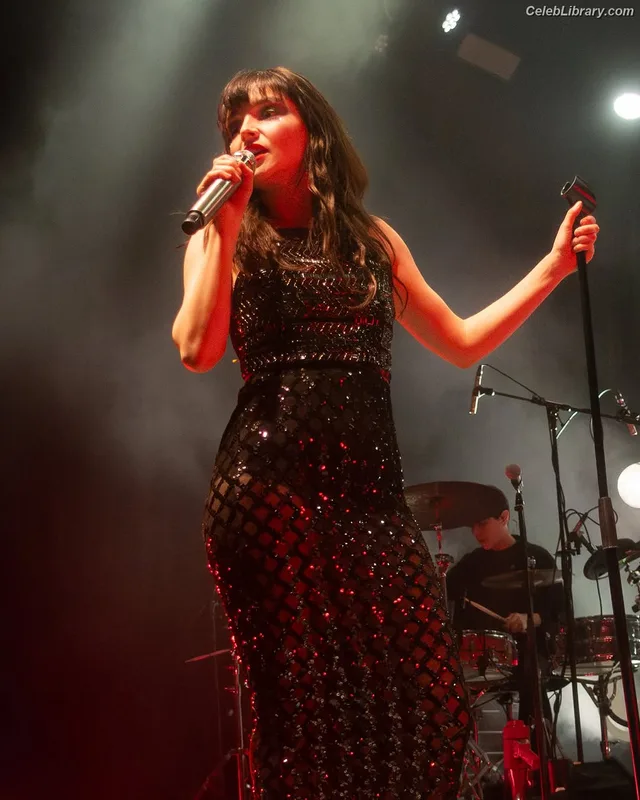 Lauren Mayberry photo 16 of 1227