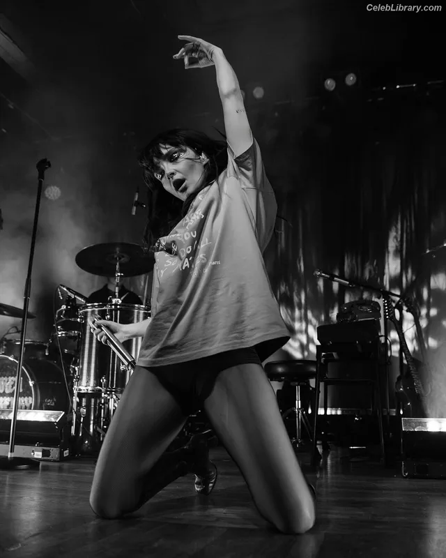 Lauren Mayberry photo 17 of 1227