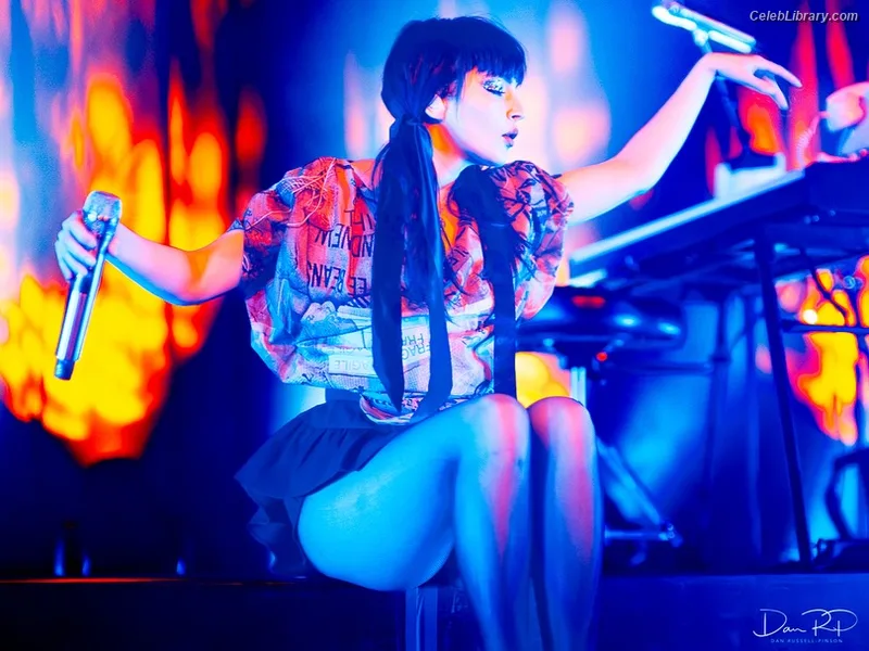 Lauren Mayberry photo 19 of 1227