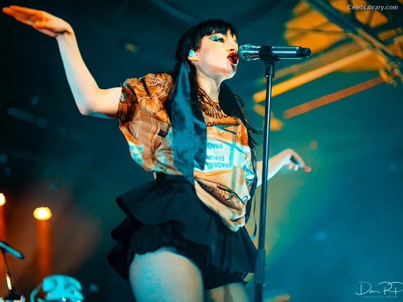 Lauren Mayberry photo 24 of 1227