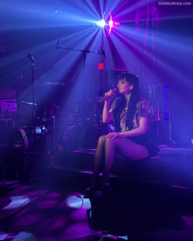 Lauren Mayberry photo 1 of 1227