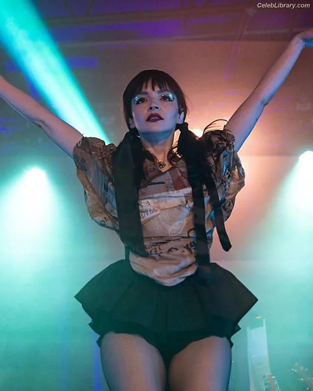 Lauren Mayberry photo 2 of 1227