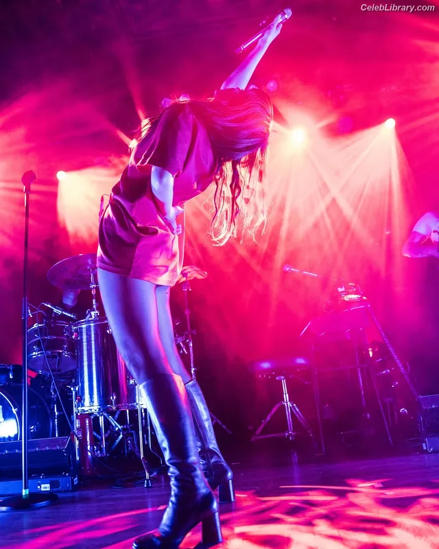 Lauren Mayberry photo 5 of 1227
