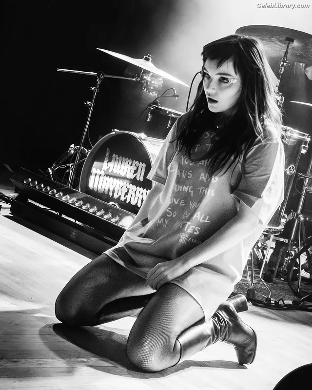 Lauren Mayberry photo 2 of 1227