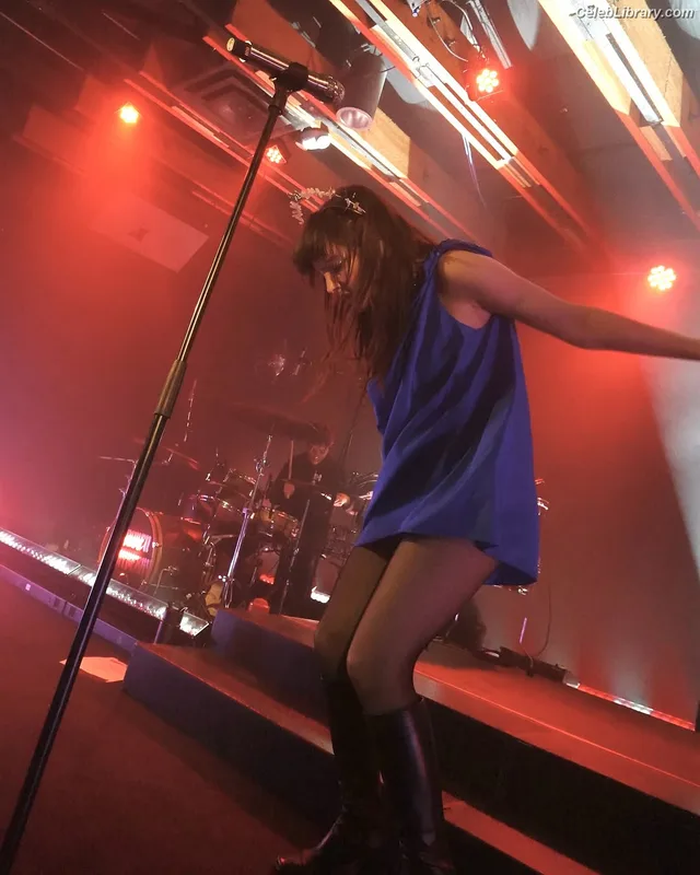 Lauren Mayberry photo 13 of 1227
