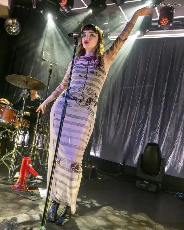 Lauren Mayberry photo 22 of 1227
