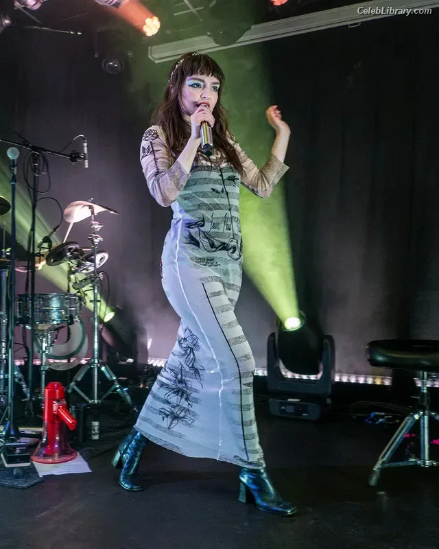 Lauren Mayberry photo 24 of 1227