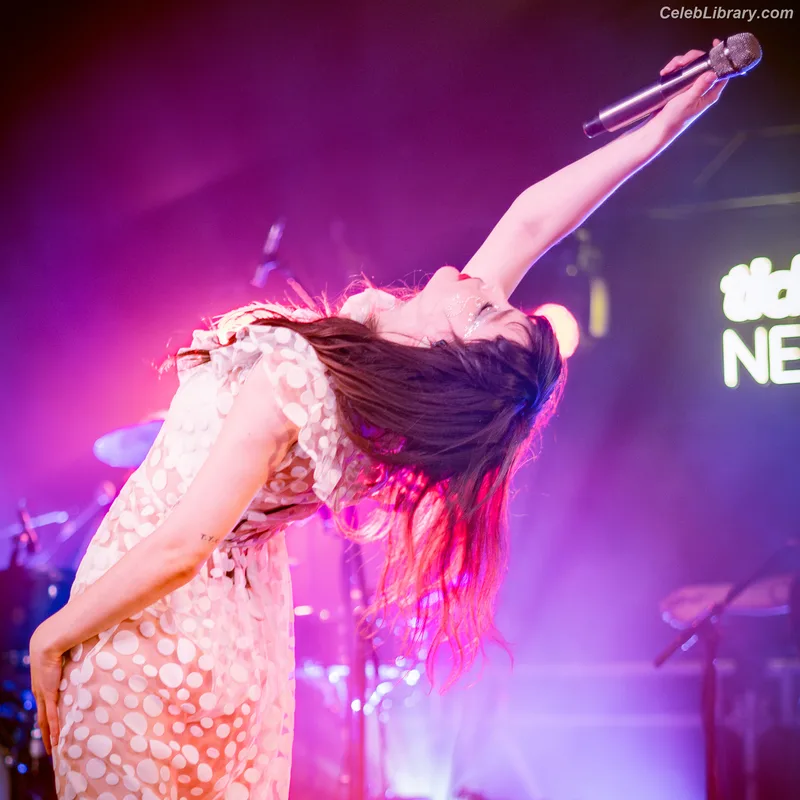 Lauren Mayberry photo 1 of 1227