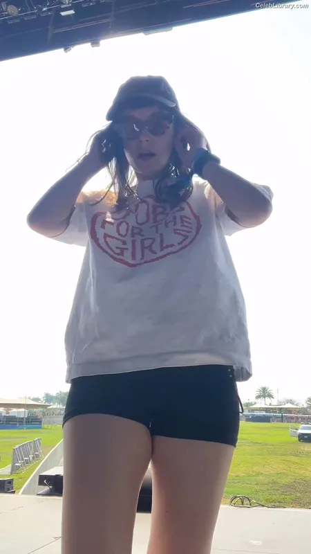 Lauren Mayberry photo 3 of 1227