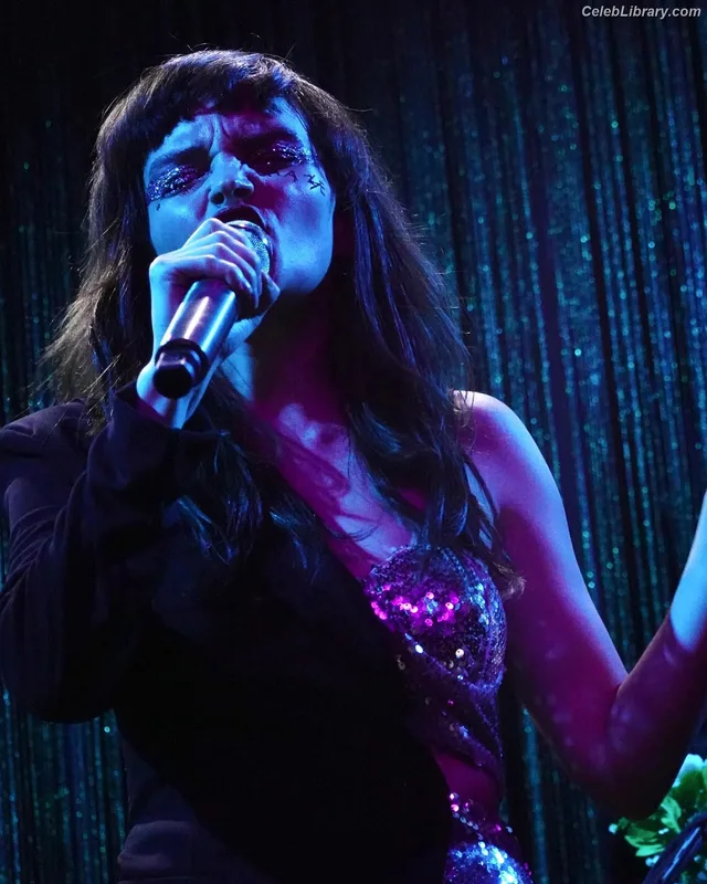 Lauren Mayberry photo 10 of 1227