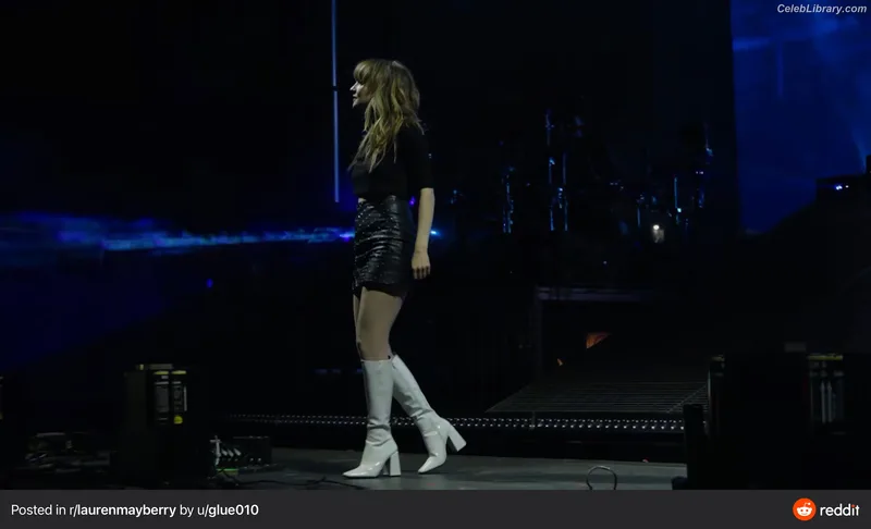 Lauren Mayberry photo 18 of 1227
