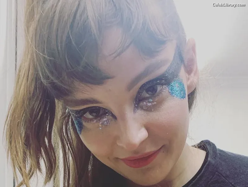 Lauren Mayberry photo 2 of 1227