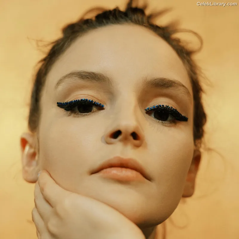 Lauren Mayberry photo 5 of 1227