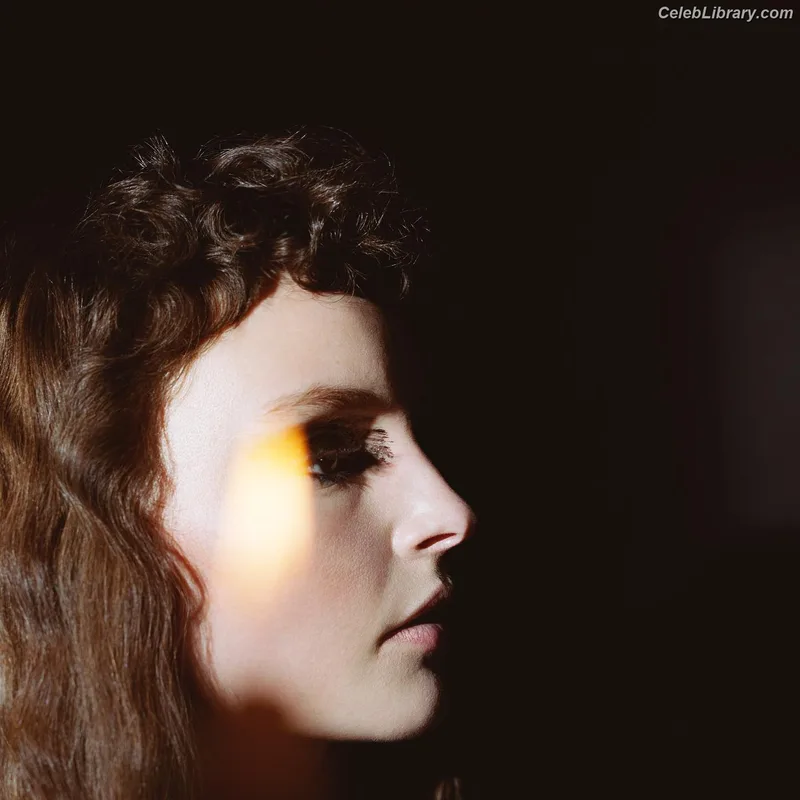 Lauren Mayberry photo 7 of 1227