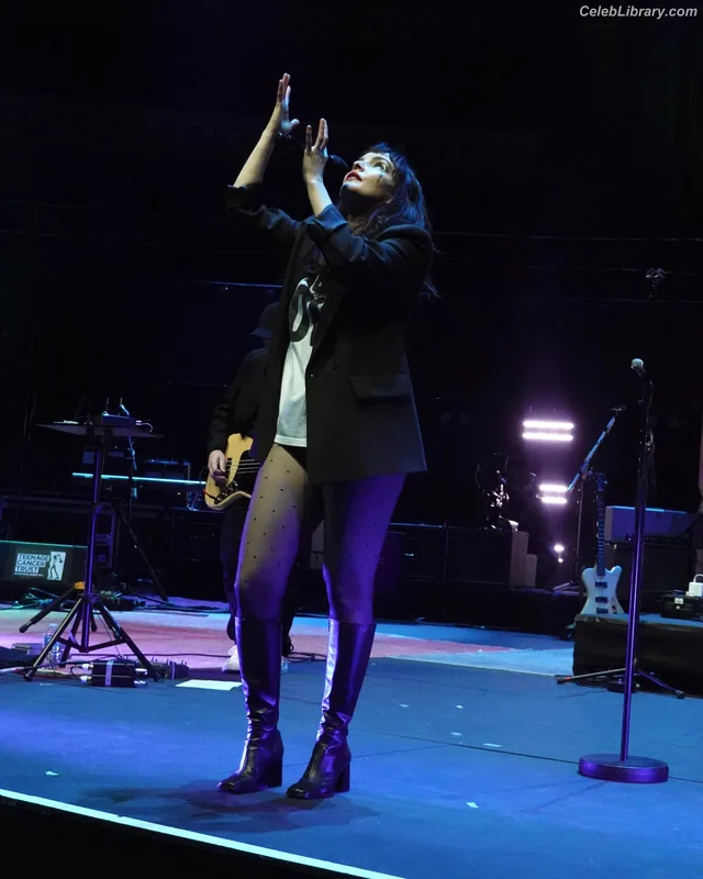 Lauren Mayberry photo 11 of 1227