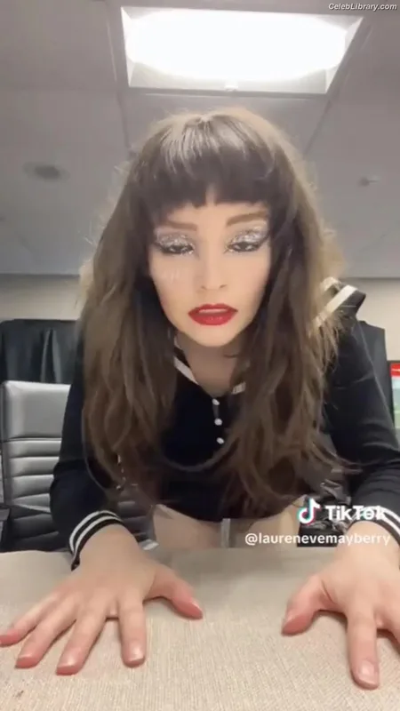 Lauren Mayberry photo 24 of 1227