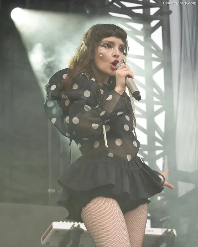 Lauren Mayberry photo 2 of 1227