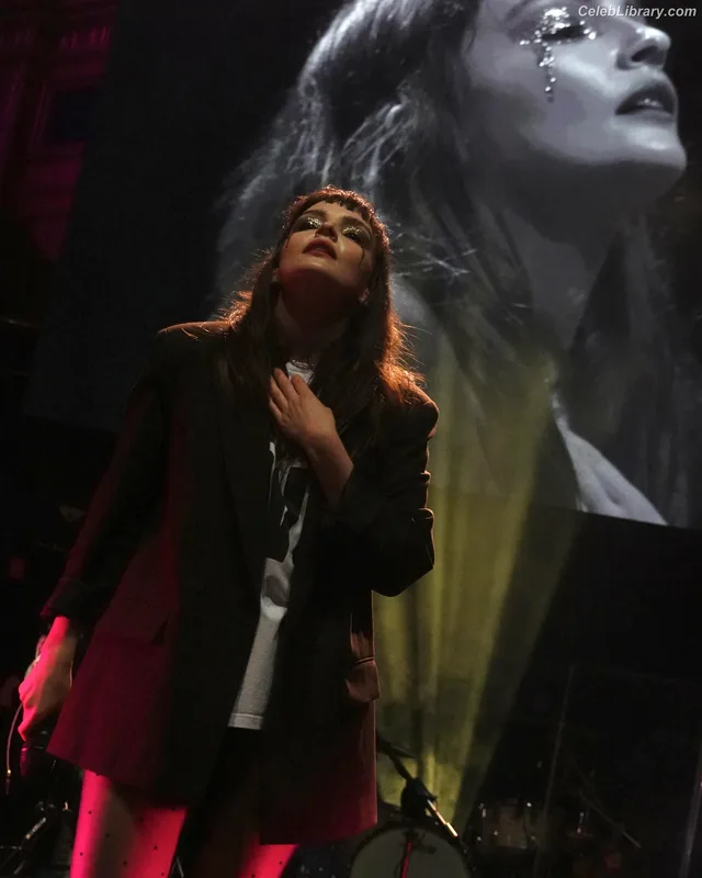 Lauren Mayberry photo 4 of 1227