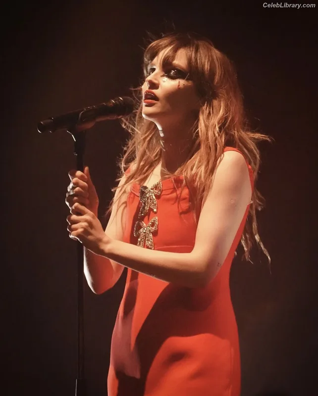 Lauren Mayberry photo 6 of 1227