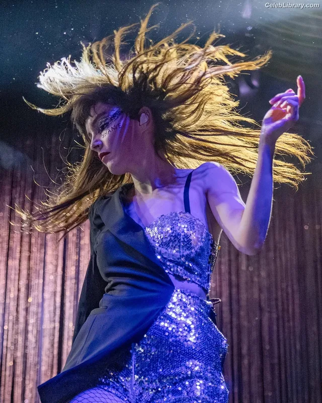 Lauren Mayberry photo 9 of 1227