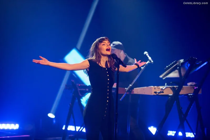 Lauren Mayberry photo 2 of 1227