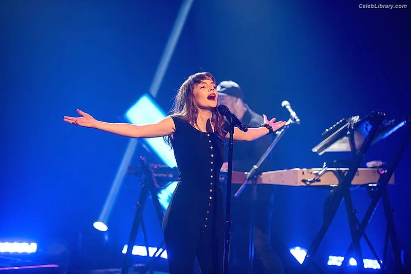Lauren Mayberry photo 3 of 1227