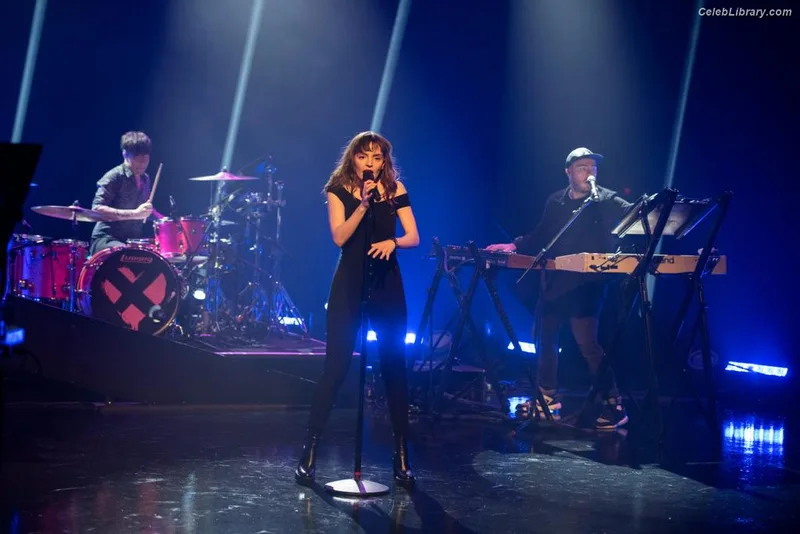 Lauren Mayberry photo 4 of 1227