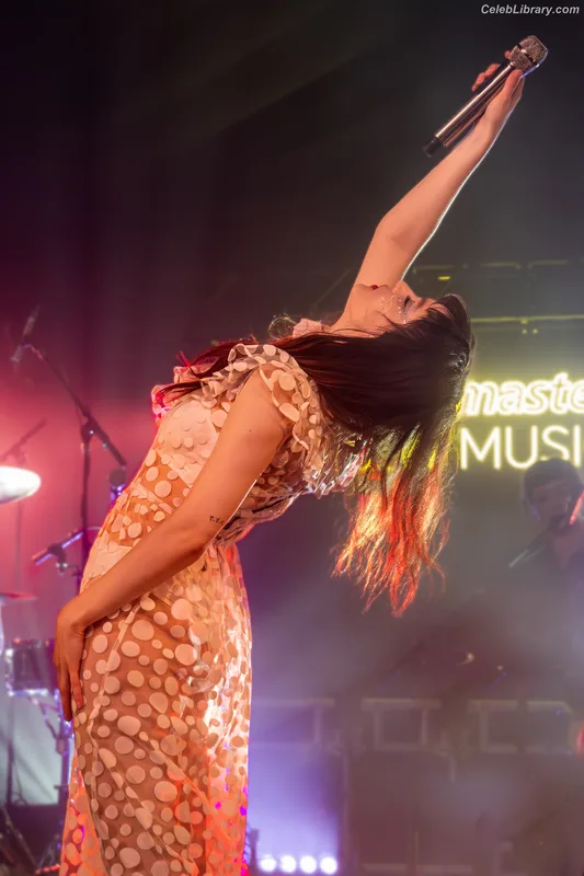 Lauren Mayberry photo 13 of 1227