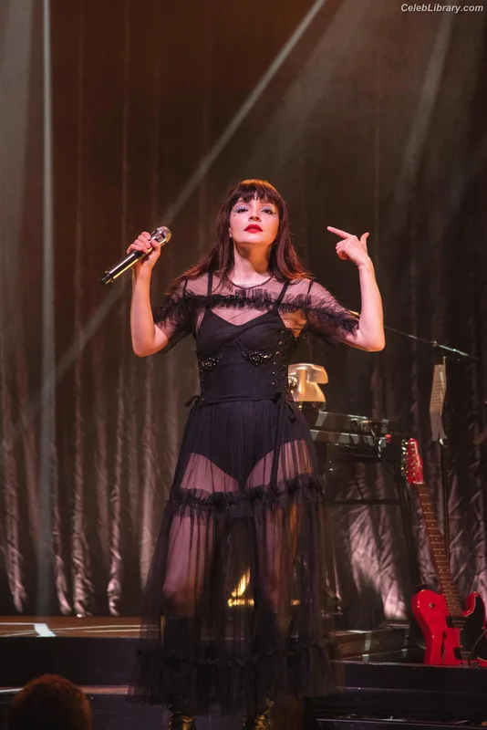 Lauren Mayberry photo 22 of 1227