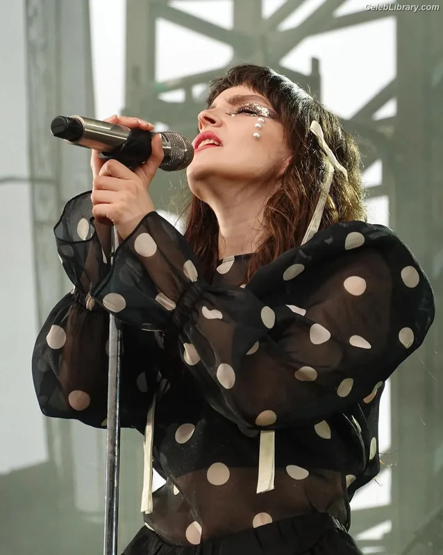 Lauren Mayberry photo 3 of 1227