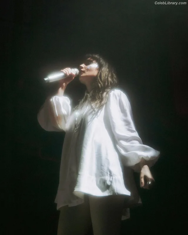 Lauren Mayberry photo 4 of 1227
