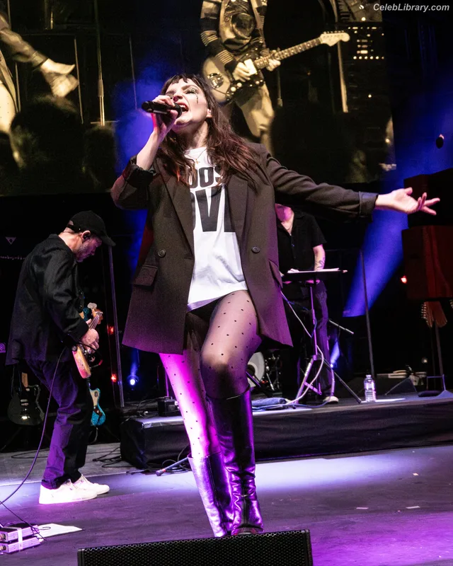 Lauren Mayberry photo 6 of 1227