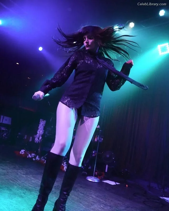Lauren Mayberry photo 16 of 1227
