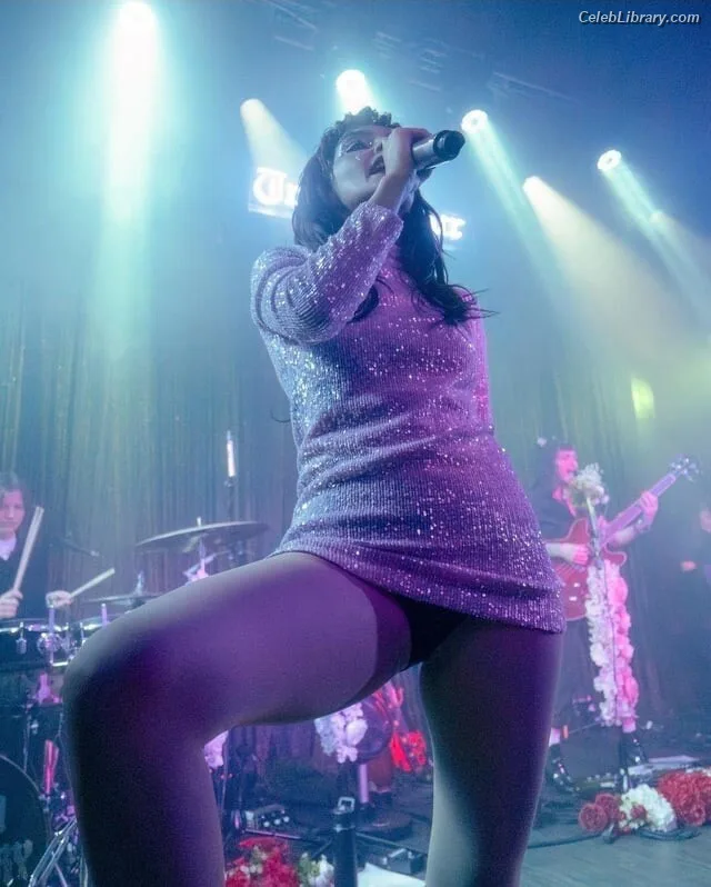 Lauren Mayberry photo 7 of 1227