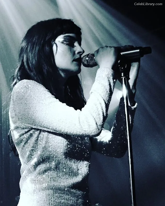 Lauren Mayberry photo 11 of 1227