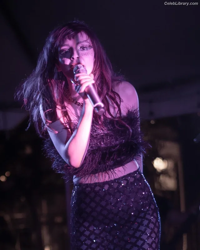 Lauren Mayberry photo 21 of 1227
