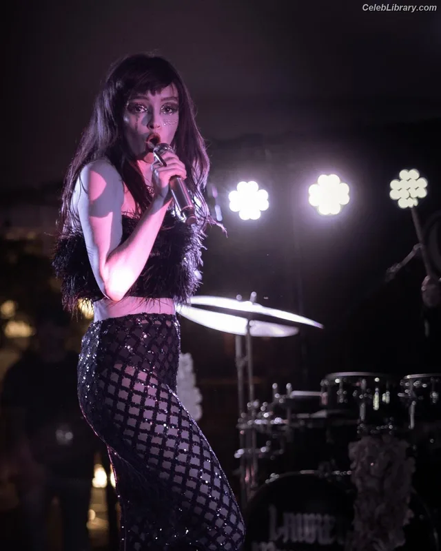 Lauren Mayberry photo 24 of 1227