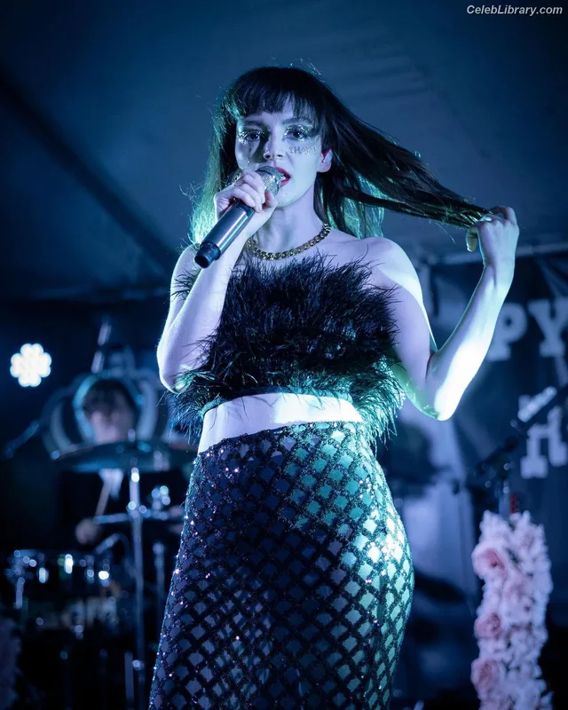 Lauren Mayberry photo 1 of 1227