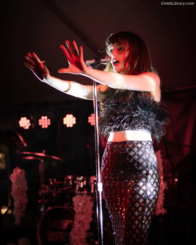 Lauren Mayberry photo 4 of 1227